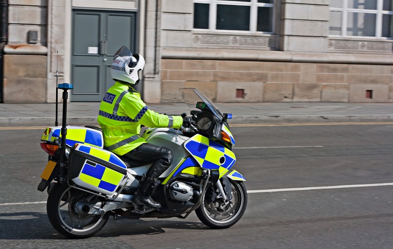 Un polițist britanic a obținut o sumă uriașă pretinzând vreme de doi ani că „nu poate ridica nici măcar un ibric”. Apoi autoritățile s-au uitat în telefonul său