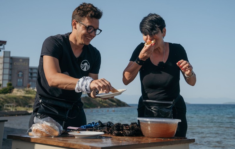 A treia ediție „Asia Express”, sezonul 4. Concurenții mănâncă o delicatesă deloc pe placul lor: arici de mare