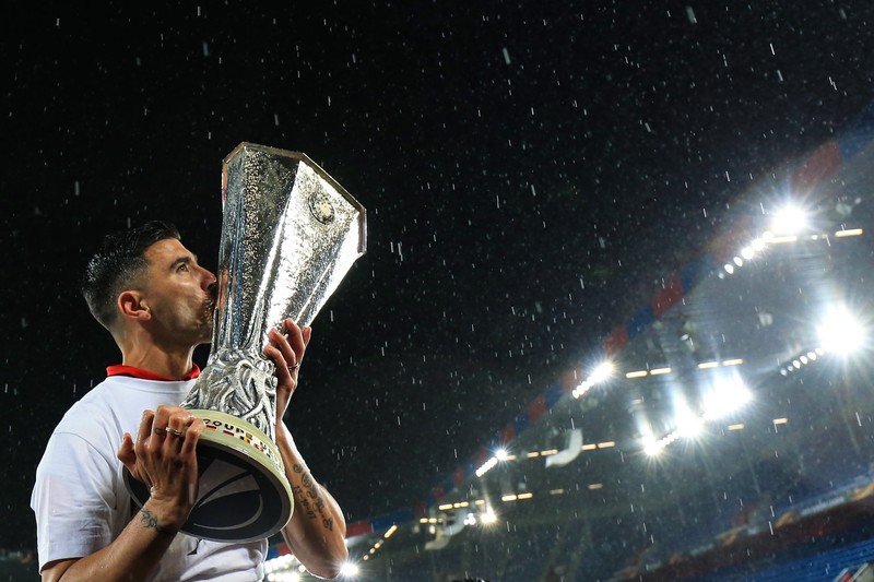 FC Sevilla gegen den FC Liverpool im Europa League Finale in Basel / 180516 ***18 May 2016 - UEFA Europa League Final - Liverpool v Sevilla - Jose Antonio Reyes of Sevilla celebrates, kissing the Europa League Trophy as rain falls ***