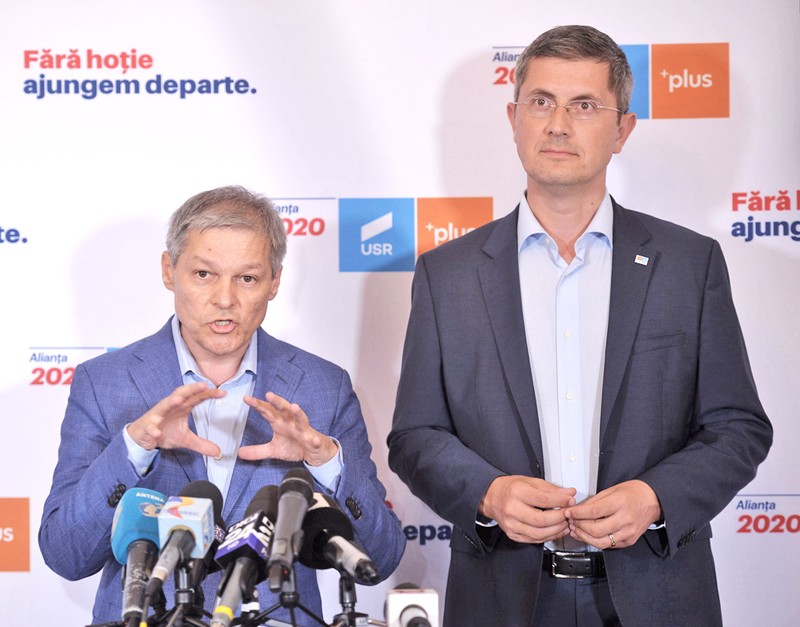 Liderii Alianței USR PLUS, Dan Barna (dreapta) și Dacian Cioloș (stânga) | Foto: Hepta