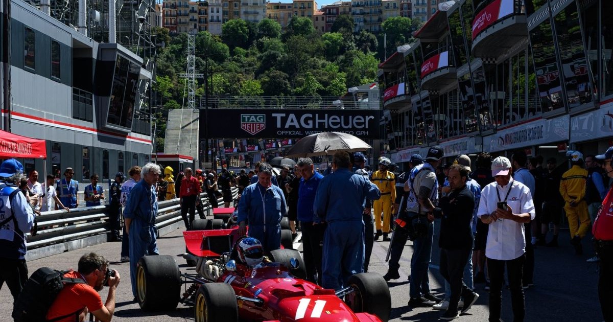 Jean Alesi este fotografiat înaintea unei curse demonstrative la volanul unui Ferrari 312 din 1969, Monaco, 24 aprilie 2026