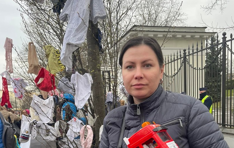 Activista care l-a atacat cu vopsea pe ambasadorul rus, nevoită să plece din Varșovia din cauza amenințărilor cu moartea