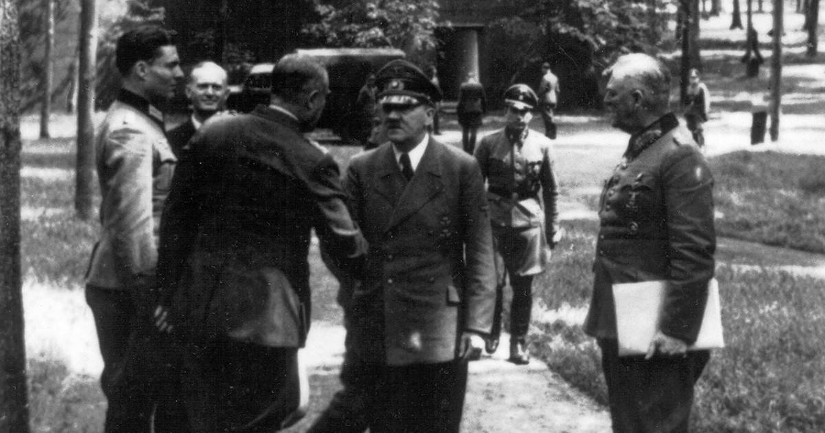 Adolf Hitler înconjurat de cei care au încercat să îl asasineze pe data de 20 iulie 1944.