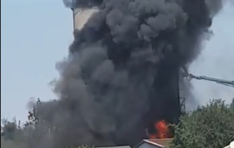 VIDEO | Incendiu major la un depozit de ulei din sectorul 4. Patru autoturisme au fost avariate