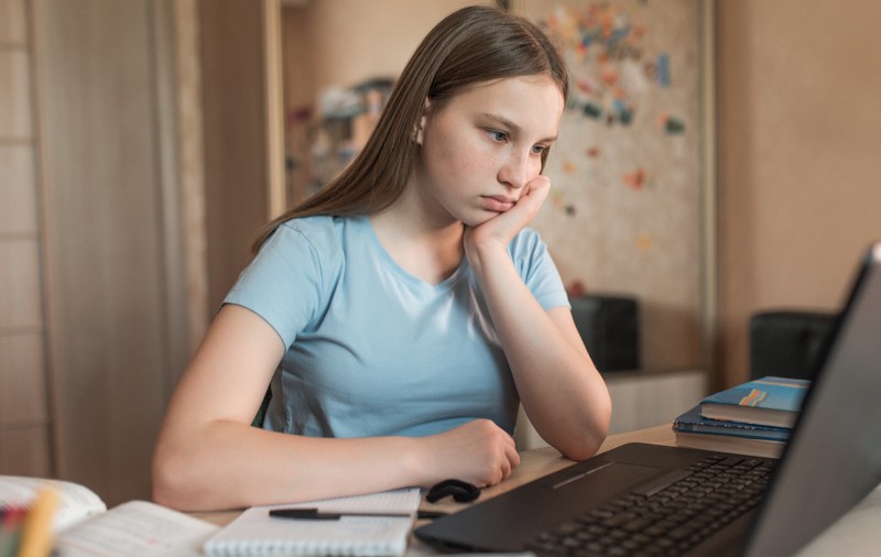 Educația a devenit lux: 80% dintre tinerii din mediul rural și-ar dori să urmeze o facultate, dar nu au bani