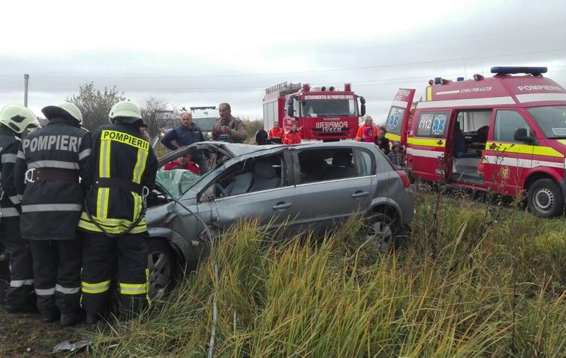 Trei oameni au ajuns la spital, după ce s-au răsturnat cu mașina în Timiș. Doi sunt în stare gravă - FOTO