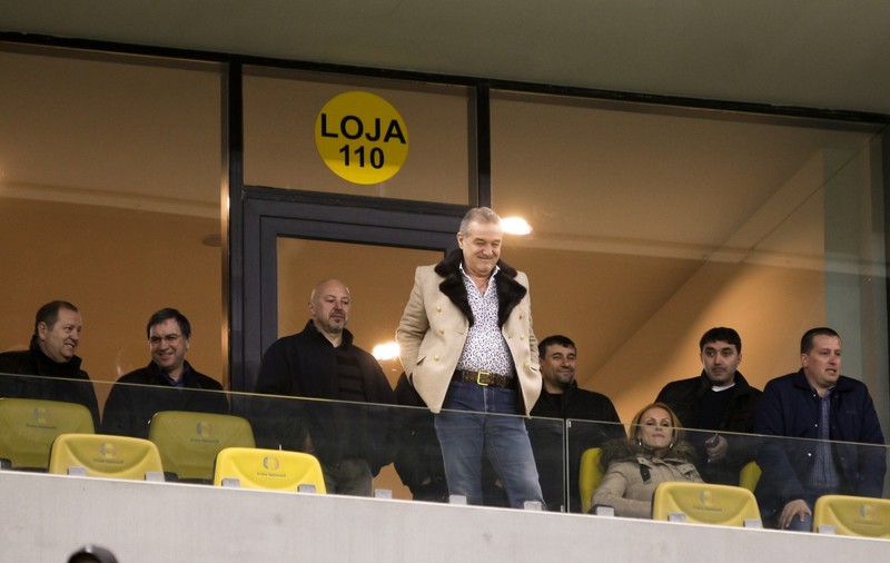 Râzi cu lacrimi: "Pe Gigi nu l-a ajutat Divinitatea pentru că ^el însuşi e divin. Mai bine zis, divină!"