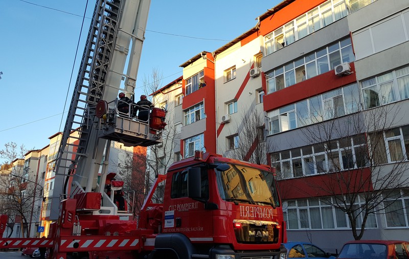 Desfăşurare impresionantă de forţe pentru salvarea unei pisici! GALERIE FOTO&VIDEO