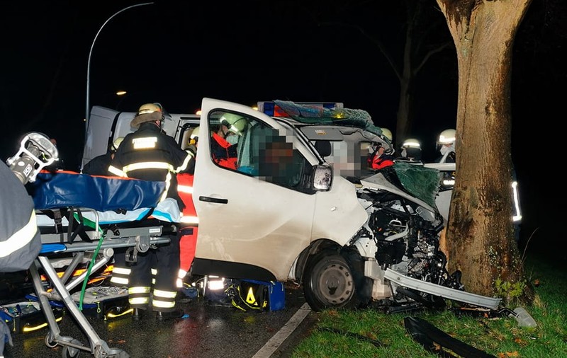 Doi români morți, alți doi grav răniți, în Germania. Duba în care erau s-a făcut praf într-un pom
