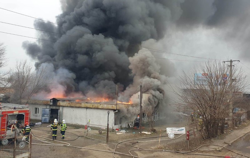Incendiu izbucnit la un depozit de la marginea Bucureștiului, stins după mai bine de cinci ore
