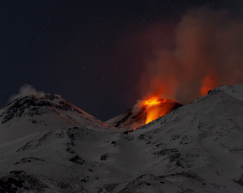 Imagini spectaculoase și alertă în Sicilia după erupția vulcanului Etna