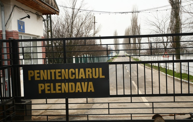Un deținut condamnat pentru omor a evadat dintr-un spital din Craiova și a fost prins într-o canalizare