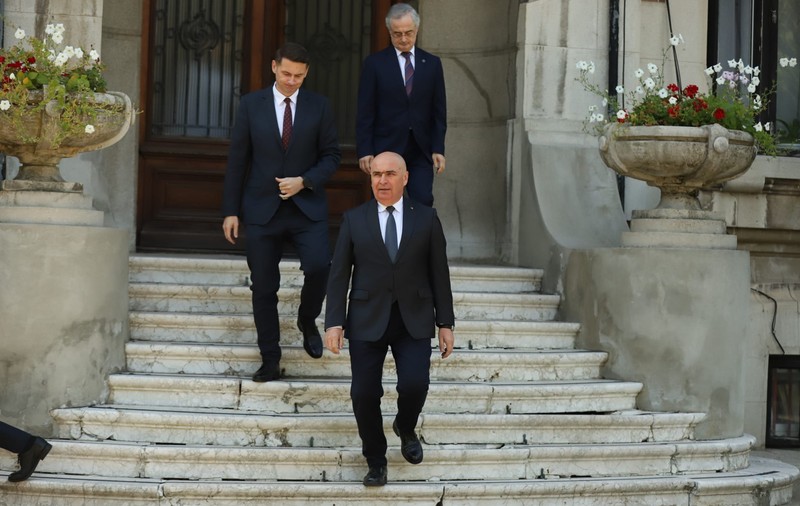 Ilie Bolojan alături de Mircea Abrudean și Gabriel Andronache, la sediul PNL din Modrogan. Foto: Dumitru Angelescu / Libertatea