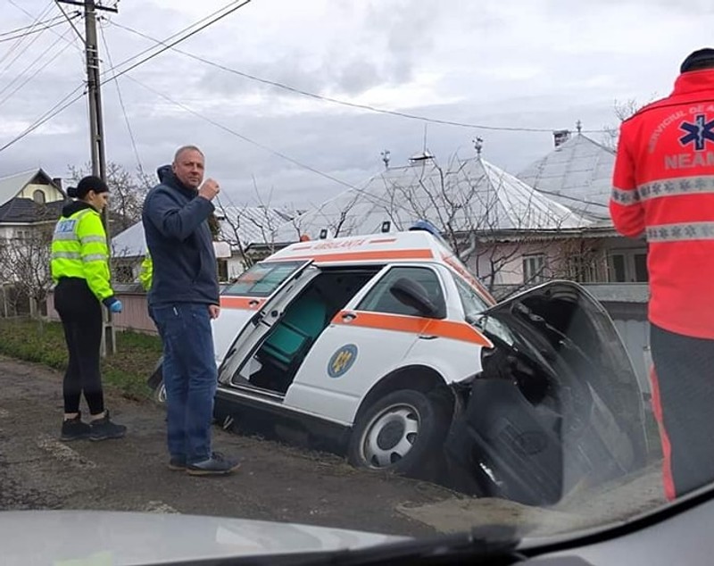 O ambulanță cu pacient a lovit un cap de pod și a ajuns în șanț, la Bodești, în Neamț. Șoferul, asistenta și un bătrân de 84 de ani au fost răniți