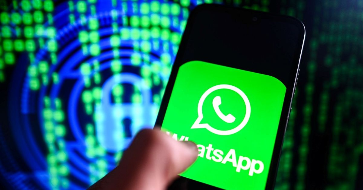 Telefon cu Whatsapp ținut în mână