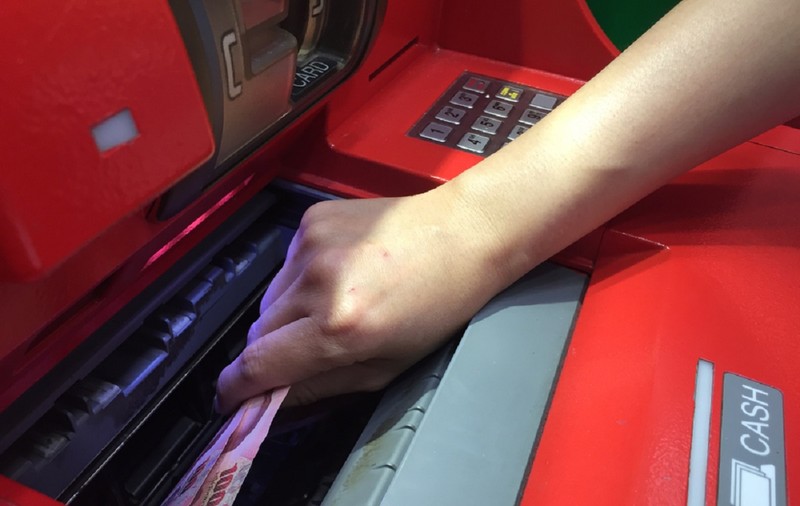 Cine poate retrage banii din contul unei persoane decedate