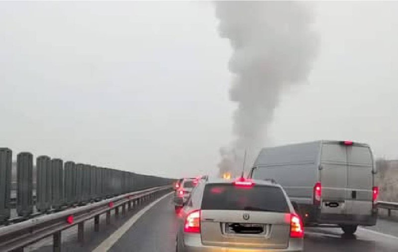 Incendiu pe Autostrada A1, în zona Săliște, spre Sibiu: trafic oprit pe prima bandă și banda de urgență