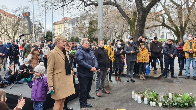 Părinții celor doi tineri uciși, la dezvelirea monumentului în amintirea lor