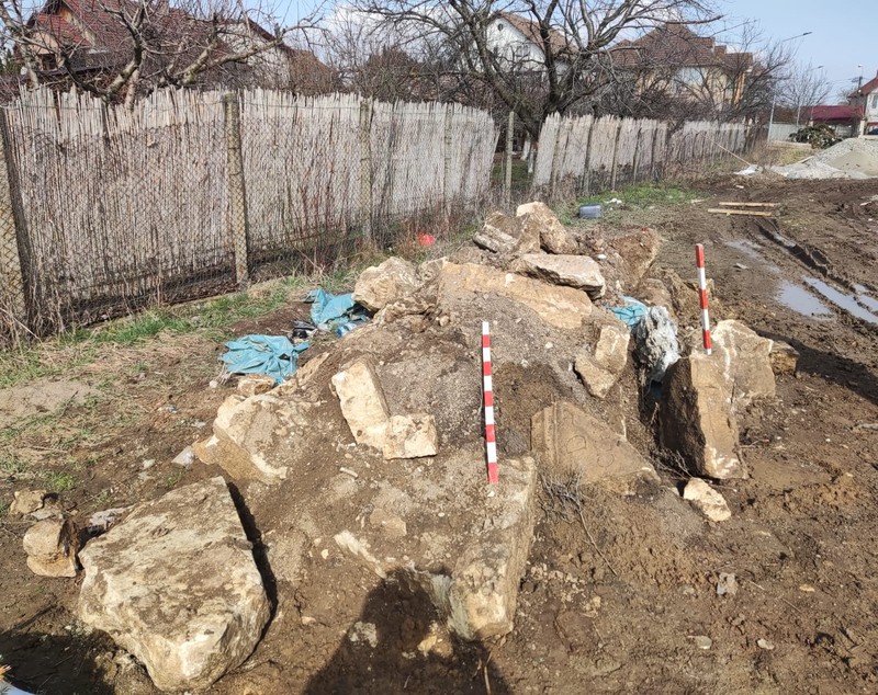 Autoritățile din Alba, după ce un gropar a spart cu excavatorul un sarcofag roman din epoca lui Traian: „Ce înseamnă valoare universală? Că vin marțienii să vadă sarcofagul?”