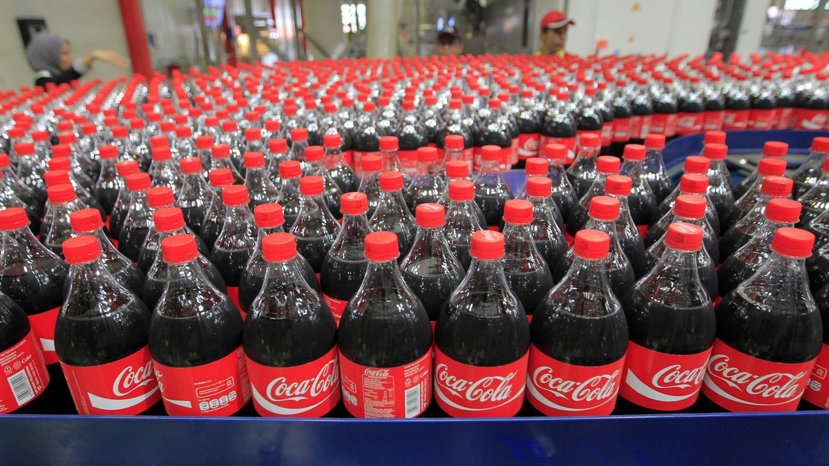 Coca Cola, investigată de Comisia Europeană pentru practici anticoncurențiale. Sticle de Coca Cola pline