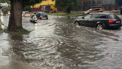 Un bărbat a ieșit la plimbare cu un caiac în Chiajna, după furtuna de vineri. Bucureștiul, sub apă din cauza canalizărilor