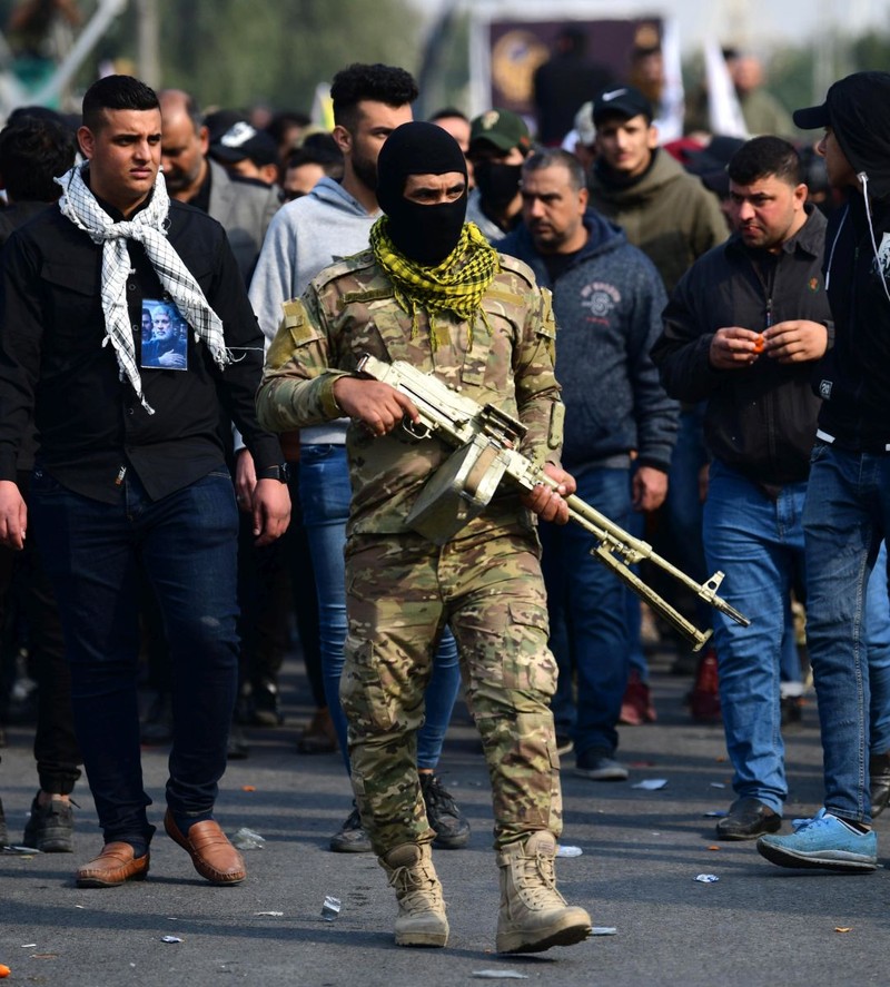 Mii de irakieni au plâns moartea popularului general iranian FOTO: EPA
