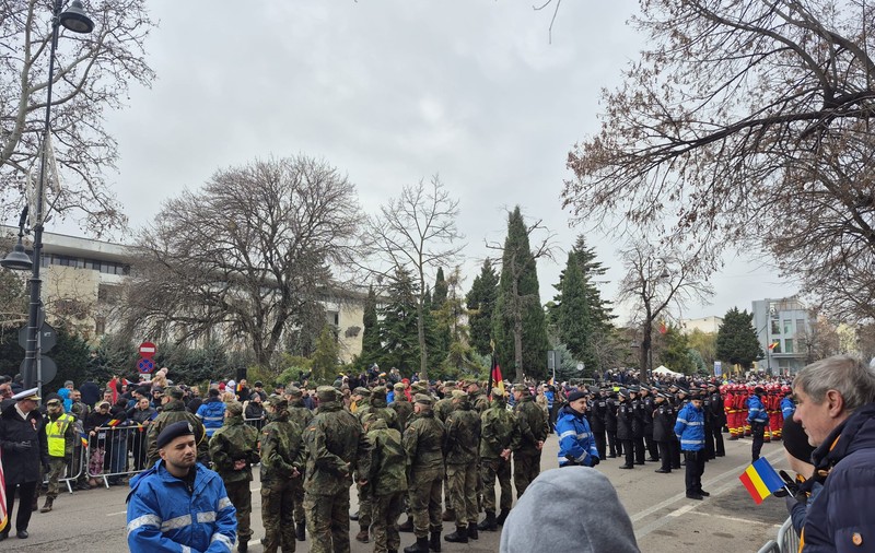 Constanța a sărbătorit Ziua Națională fără blindate, spre dezamăgirea publicului. Doar defilări și cântece patriotice