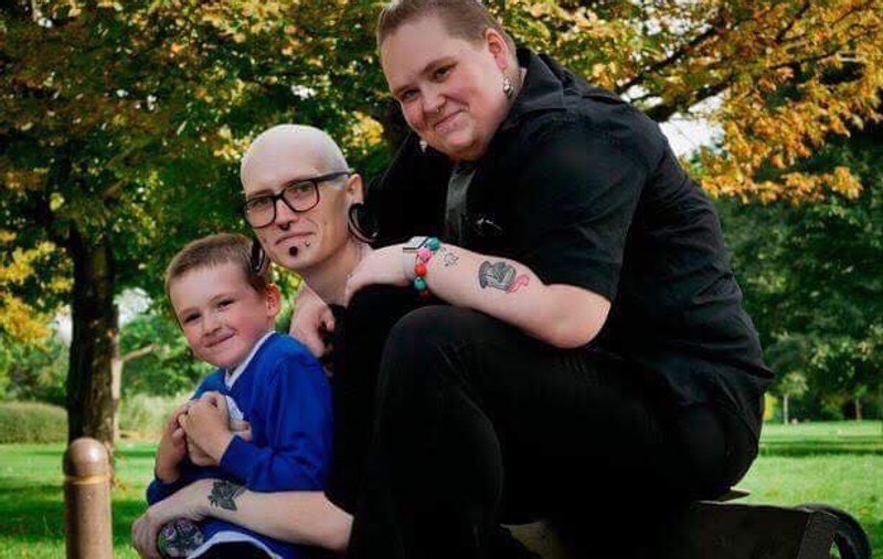 Un cuplu din Marea Britanie reprezintă prima familie transgender din lume: Mama devine tata și tata devine mama