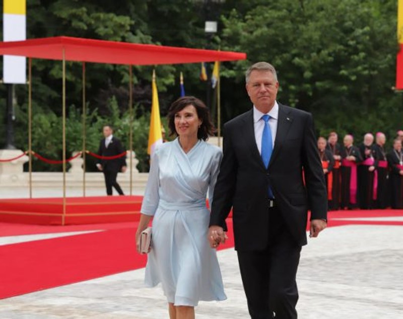 Carmen Iohannis și-a schimbat ținuta la vizita Papei Francisc la Catedrala Mântuirii Neamului. Cum s-a îmbrăcat prima doamnă a României | FOTO