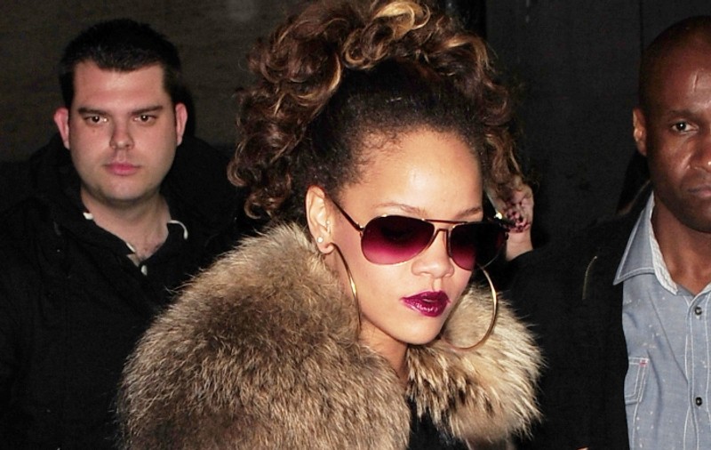 Rihanna a dat de necaz pentru că nu-şi putea lua mâinile de pe dansatoarele unui local