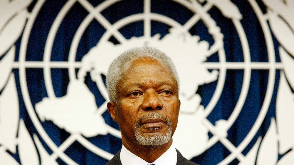 O săptămână de doliu în Ghana, după moartea lui Kofi Annan. Kofi Annan, cu părul grizonat și cioc la fel, cu sigla ONU în spatele său