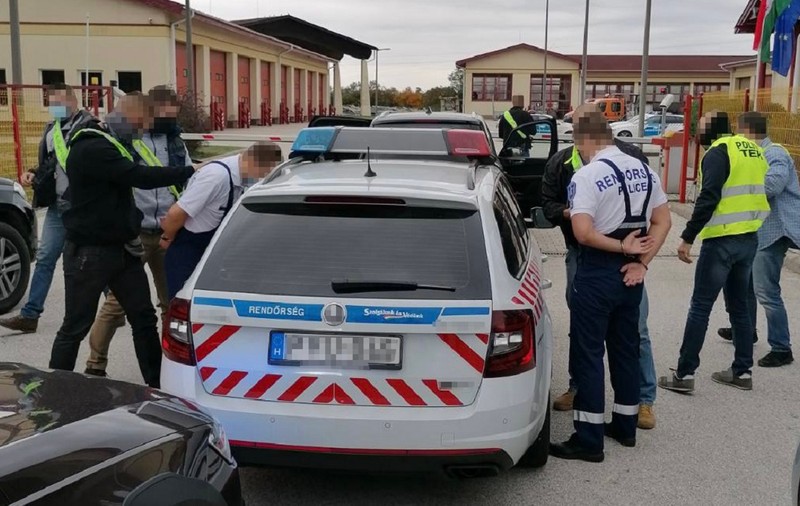 Doi polițiști rutieri maghiari prinși cu 75 de lei la ei riscă să stea la închisoare între 2 și 8 ani