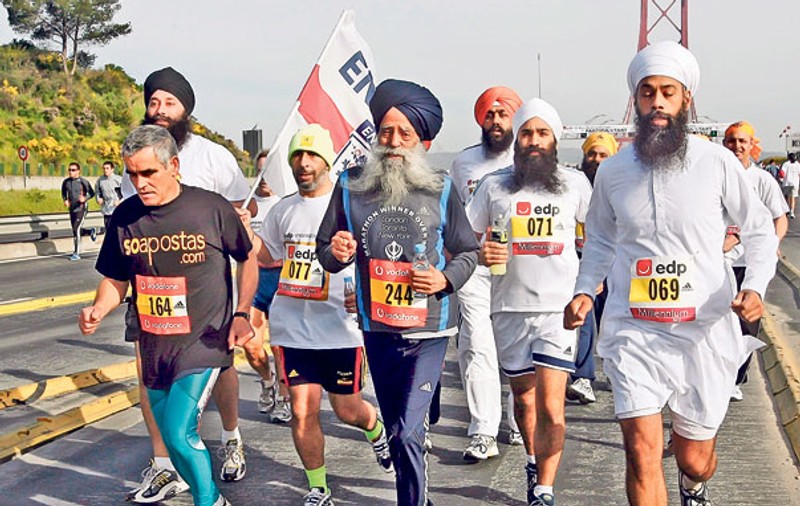 INCREDIBIL! Cel mai bătrân maratonist din lume, britanicul Fauja Singh, spune adio celei mai dure probe atletice la 101 ani!