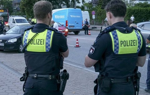 Un șofer din Germania a condus cu 150 km/h spre un muncitor în construcții și a fost oprit doar după ce pneurile i-au explodat. Sursă foto: Profimedia.