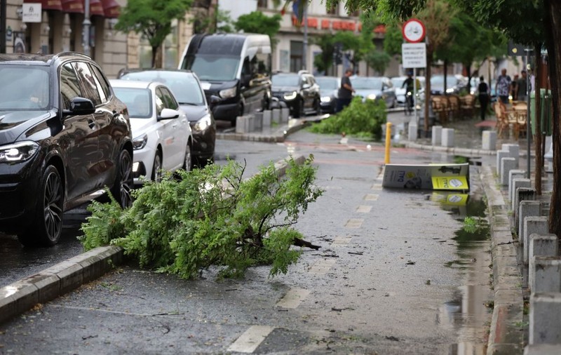 O persoană a fost lovită de fulger, 120 de apeluri la 112 din cauza copacilor prăbușiți, în Mureș