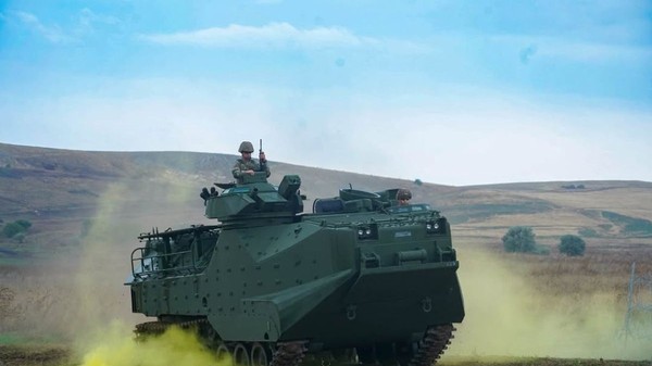 Primele 9 vehicule amfibii de asalt AAV-7 au intrat oficial în dotarea Forțelor Navale Române, la Babadag. România a comandat un lot de 65 de blindate din SUA. Foto: Facebook / Ministerul Apărării Naționale, România