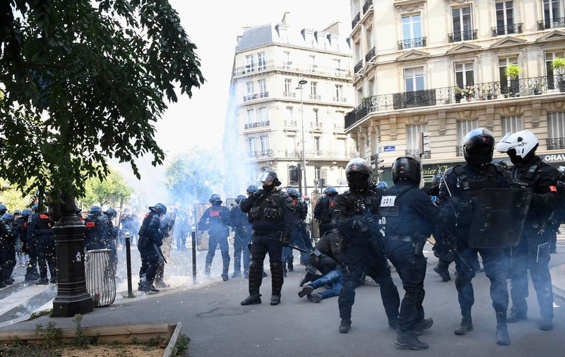 VIDEO | Protestele ”vestelor galbene” s-au reluat la Paris, poliția a folosit gaze lacrimogene să împrăștie manifestanții. Peste 200 de persoane au fost arestate