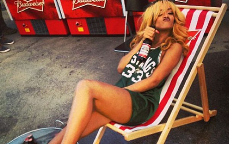 Cum se relaxează Rihanna la Barcelona! Pe şezlong, la căldurică, cu lada de bericică! 