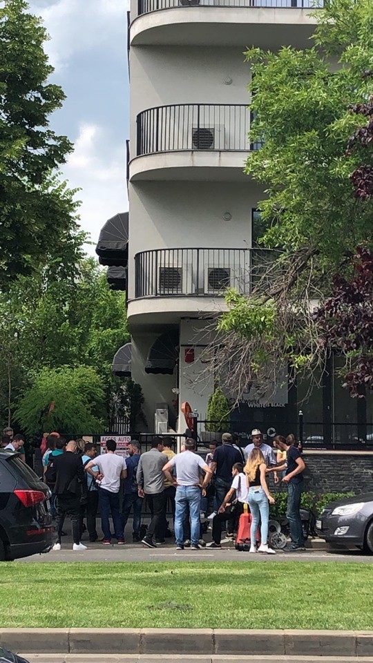 În fața casei s-au strâns jurnaliști, dar și curioși