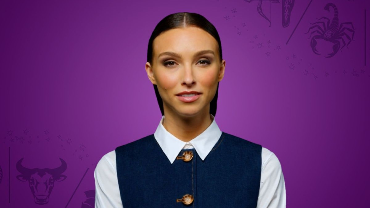Maria, avatar creat cu ajutorul Inteligenței Artificiale, îmbrăcată cu o cămașă albă și o vestă neagră, pe fundal mov