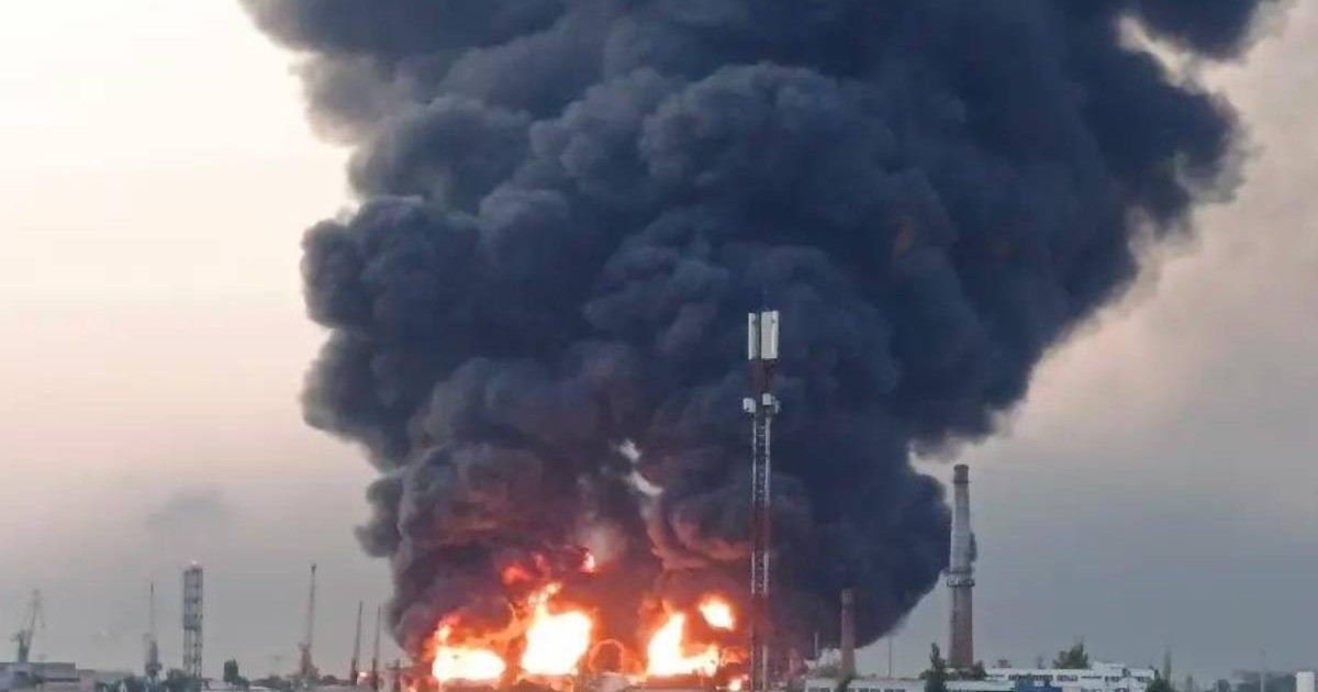 Explozii și incendii în Crimeea după un atac cu drone. La centrala termică din Kerci a izbucnit un incendiu, iar o coloană de fum s-a întins pe aproximativ 47 de kilometri.