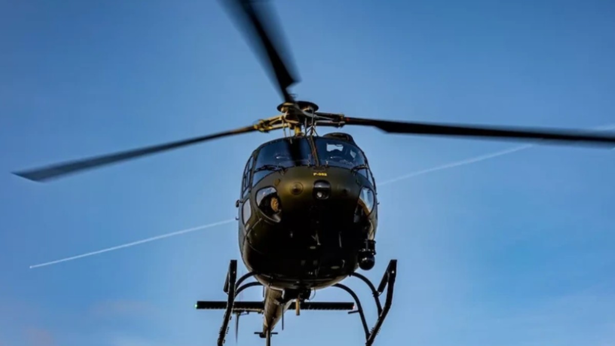 Un elicopter în aer