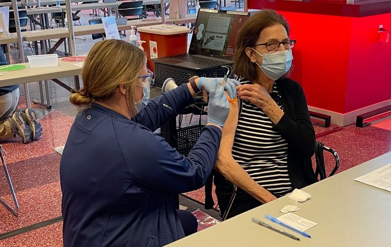 SUA au dat startul vaccinării cu serul produs de Johnson & Johnson. Prima imunizată, o femeie de 86 de ani