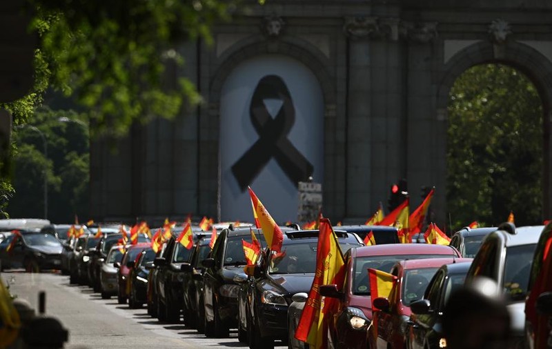 VIDEO | Mii de spanioli au protestat din mașini și de pe motociclete în Madrid. Care e principala nemulțumire