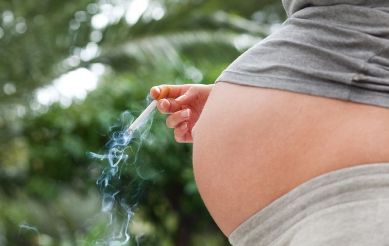 Fumatul în primele luni de sarcină creşte riscul de malformaţii congenitale ale inimii bebeluşului
