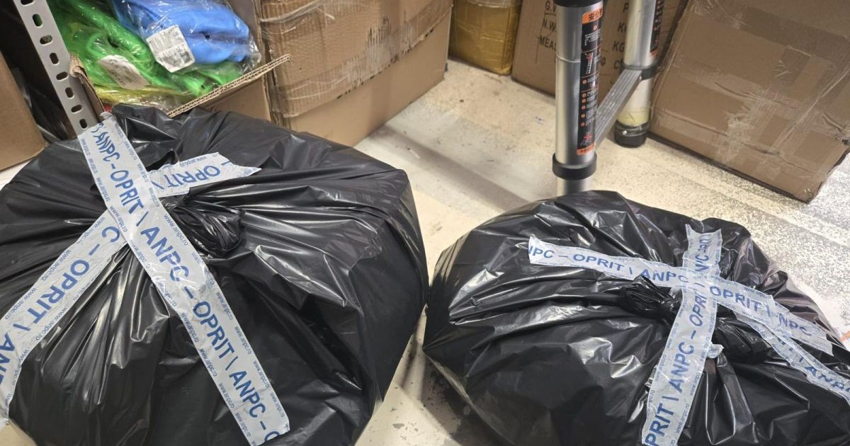 Două pungi negre de plastic pline cu produse oprite de la comercializare de ANPC, ianuarie 2026