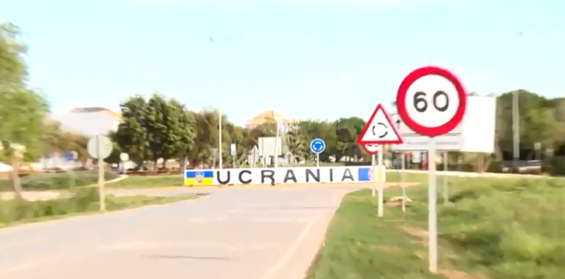 Intrarea în orașul Fuentes de Andalucia. Foto: captură Antena 3 Spania