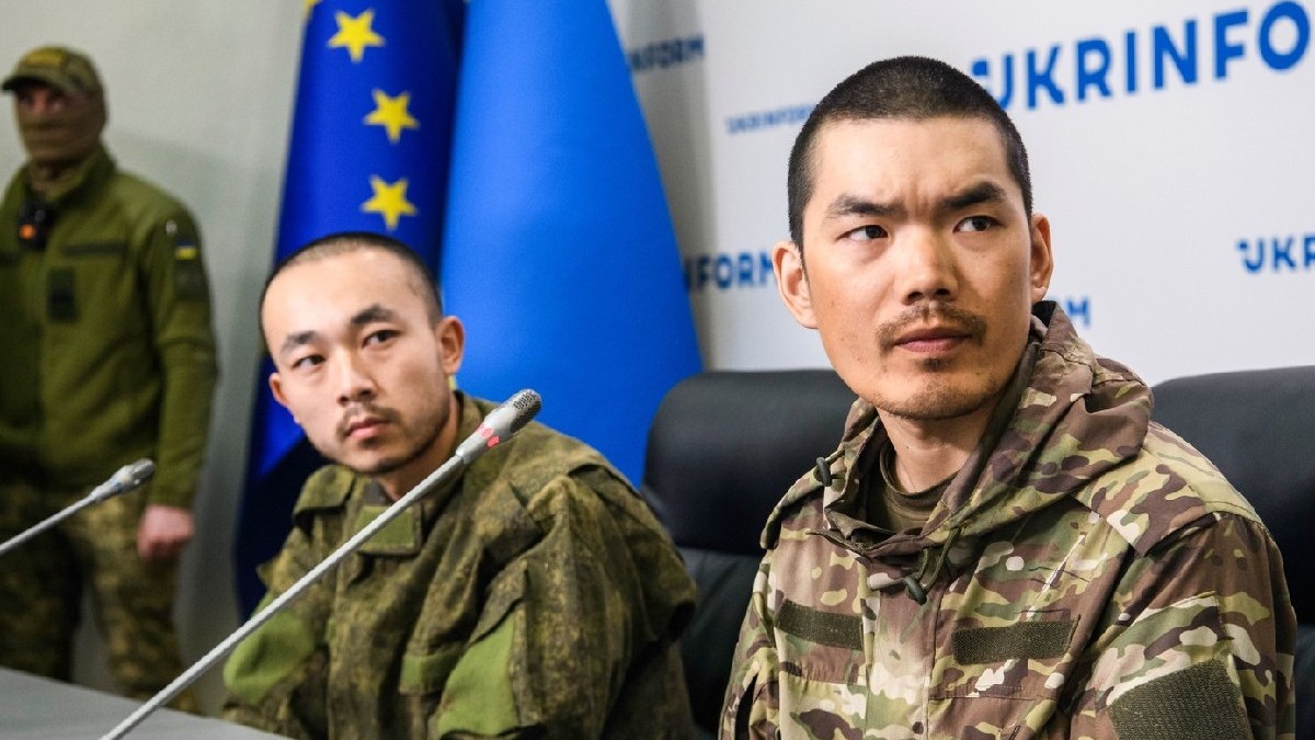 Cetățenii chinezi Zhang Renbo și Wang Guangjun, care participă la războiul împotriva Ucrainei de partea Rusiei și sunt luați prizonierii, răspund întrebărilor jurnaliștilor în Kiev, Ucraina, pe 14 aprilie 2025 .