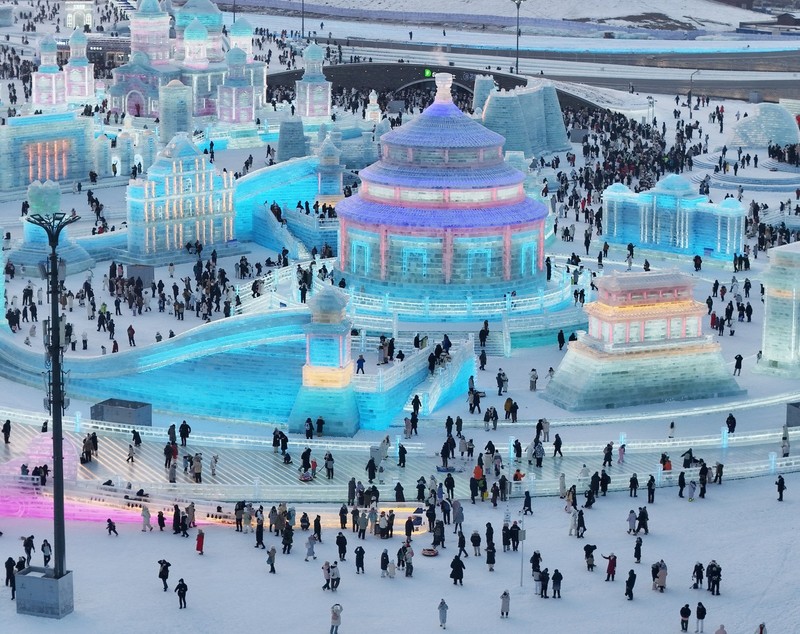 „Orașul de gheață” din China. Imagini uimitoare cu sculpturile de la Festivalul Gheții și Zăpezii din Harbin