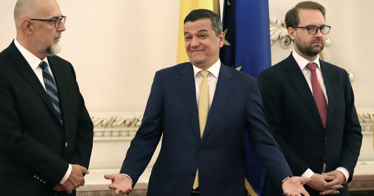Kelemen Hunor (în stânga), Sorin Grindeanu (în mijloc) și Dominic Fritz surprinși luni, 23 iunie 2025. Grindeanu se strâmbă